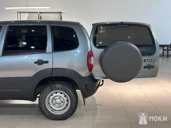 Chevrolet, Niva, 1700, 80, бензин, внедорожник, механика, полный привод, среднее состояние, левый, серый, 579 000 ₽