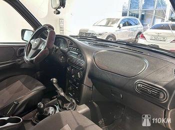 Chevrolet, Niva, 1700, 80, бензин, внедорожник, механика, полный привод, среднее состояние, левый, серый, 579 000 ₽